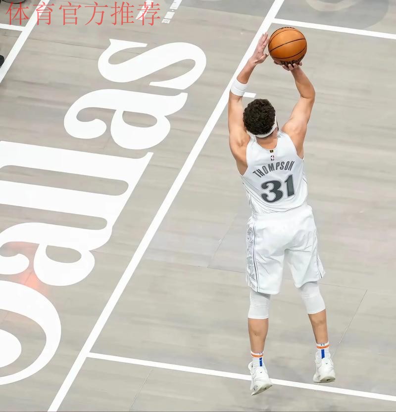 克莱-汤普森全场10中4,三分9中4得到12分2篮板1抢断 克莱-汤普森全场10中4,三分9中4得到12分2篮板1抢断